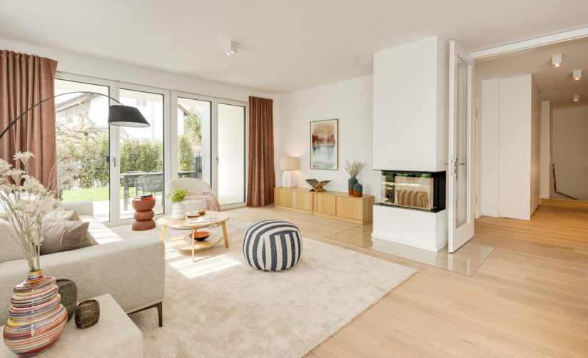 Foto eines Wohnzimmers im Erdgeschoss, Neubau Mehrfamilienhaus mit drei Wohnungen von DOMINO Bau in München Solln