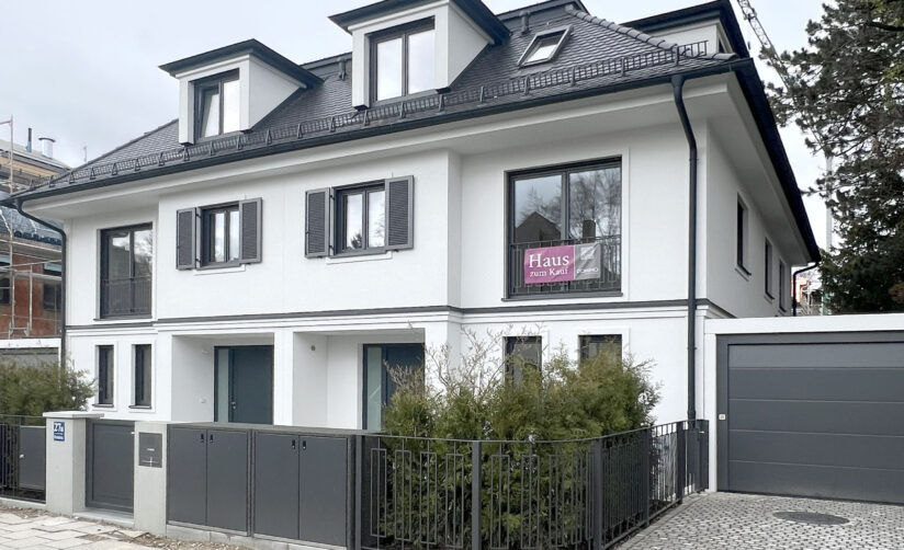 Foto Straßenansicht einer fertiggestellten Neubau Doppelhaushälfte von DOMINO Bau in München-Bogenhausen im April 26
