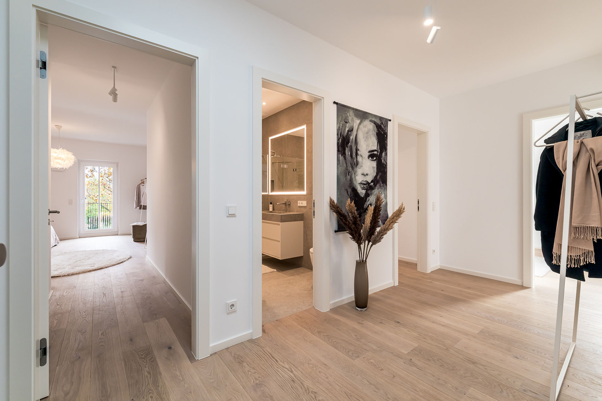 Bright entrance hall of a new-build apartment by DOMINO Bau in Munich
