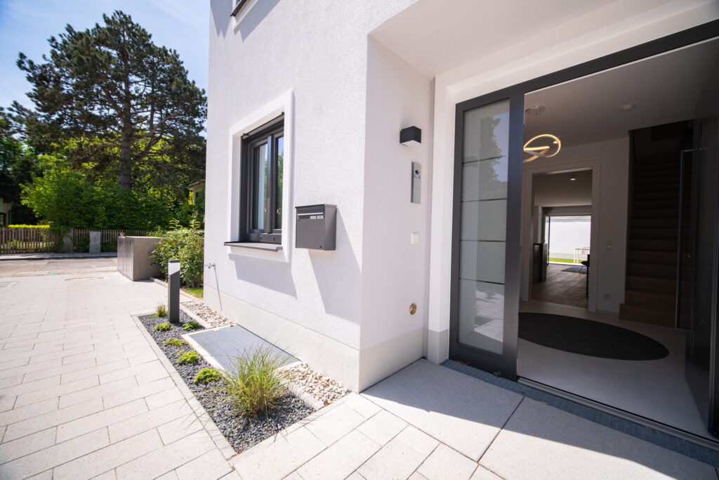 Entrance, New-build semi-detached house by DOMINO Bau in Munich