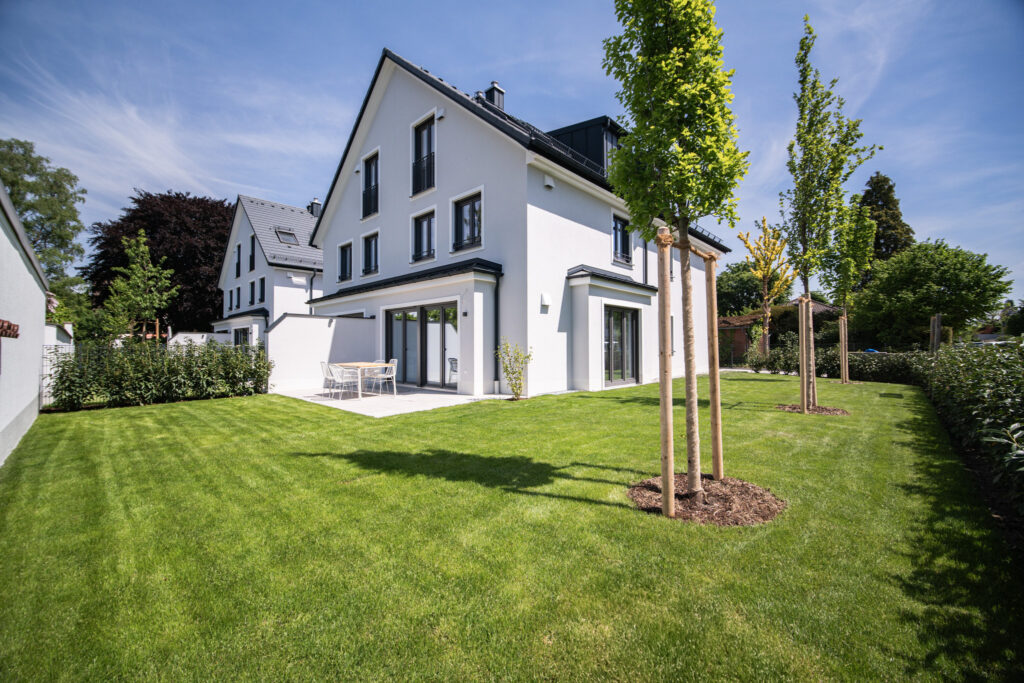 Garden, New-build semi-detached house by DOMINO Bau in Munich